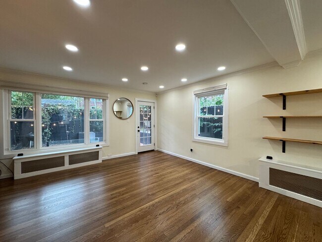 Foto del edificio - Stylish 3 Bed 1.5 Bath Duplex With A Fenced Patio In Warwick Village