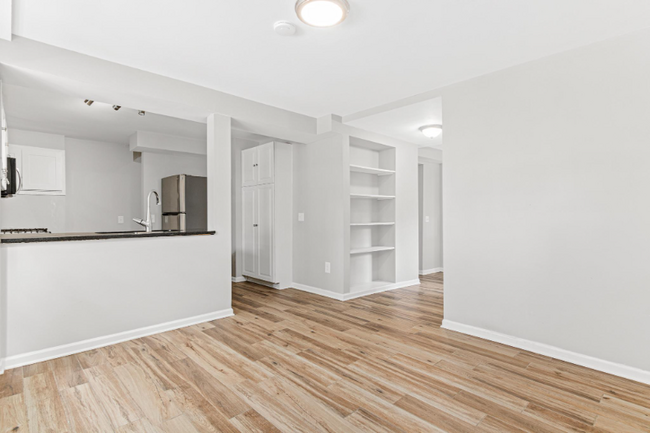 Building Photo - 519 W 22nd St