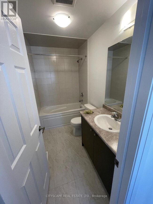 Building Photo - 128 Varsity Dr