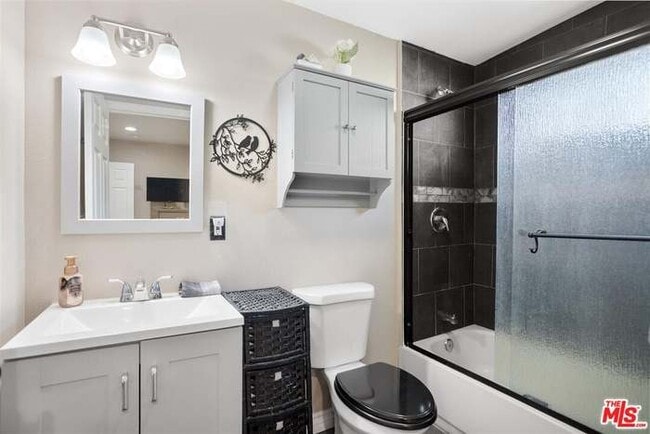 Building Photo - 213 S Ventura Pl