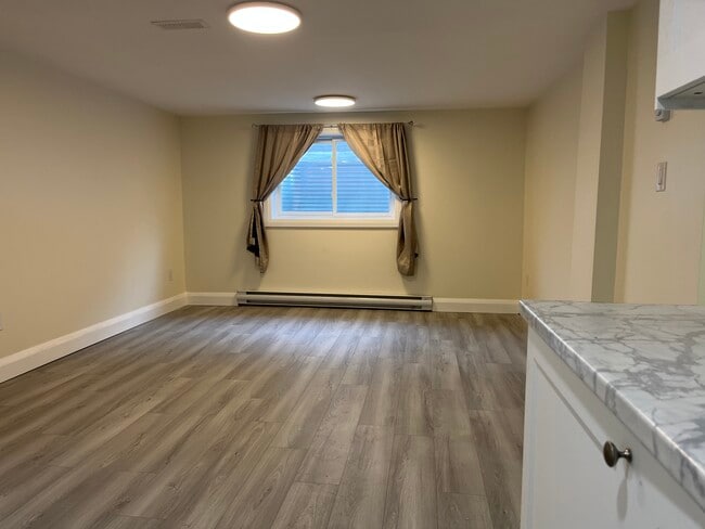 Building Photo - 944 Fairlawn Av