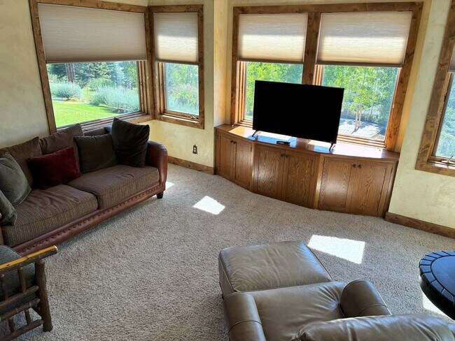 Foto del edificio - Winter Seasonal Rental- 374B Ensign Dr.