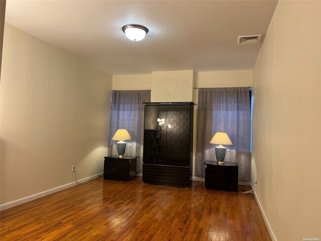 Foto del edificio - 62-10 Woodside Ave