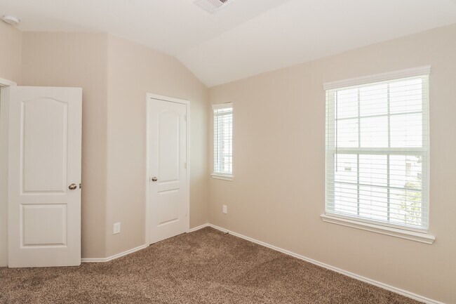 Foto del edificio - 439 Sky Ridge Dr