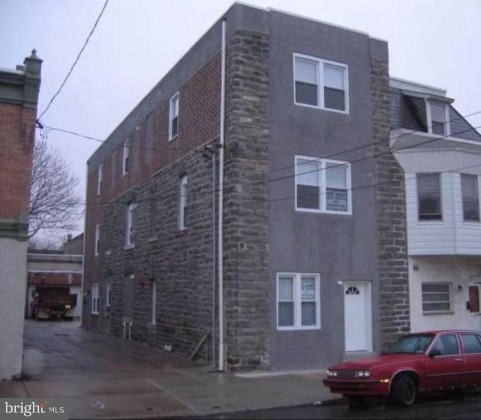 Building Photo - 323 N 64th St
