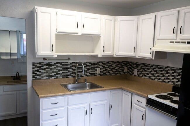 Building Photo - 2430 Burtis Ave