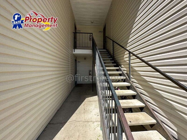 Building Photo - 5843 W Clearview Ln