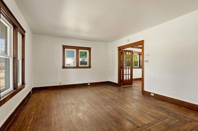 Foto del edificio - Spacious 3-Bedroom Home with Walk-In Closets!