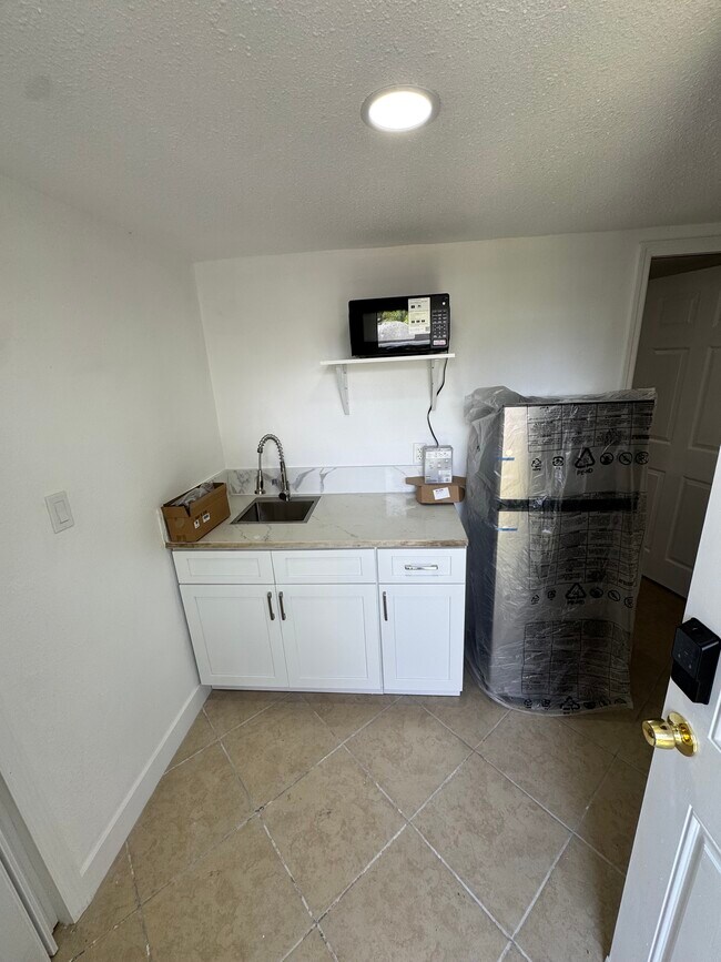 Building Photo - 1721 Manor Dr