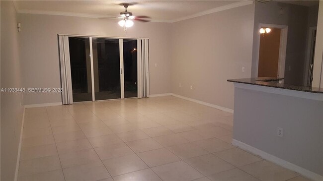 Foto del edificio - 2452 Centergate Dr