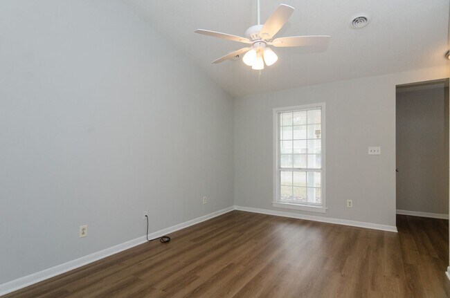 Foto del edificio - 818 Varsity Dr