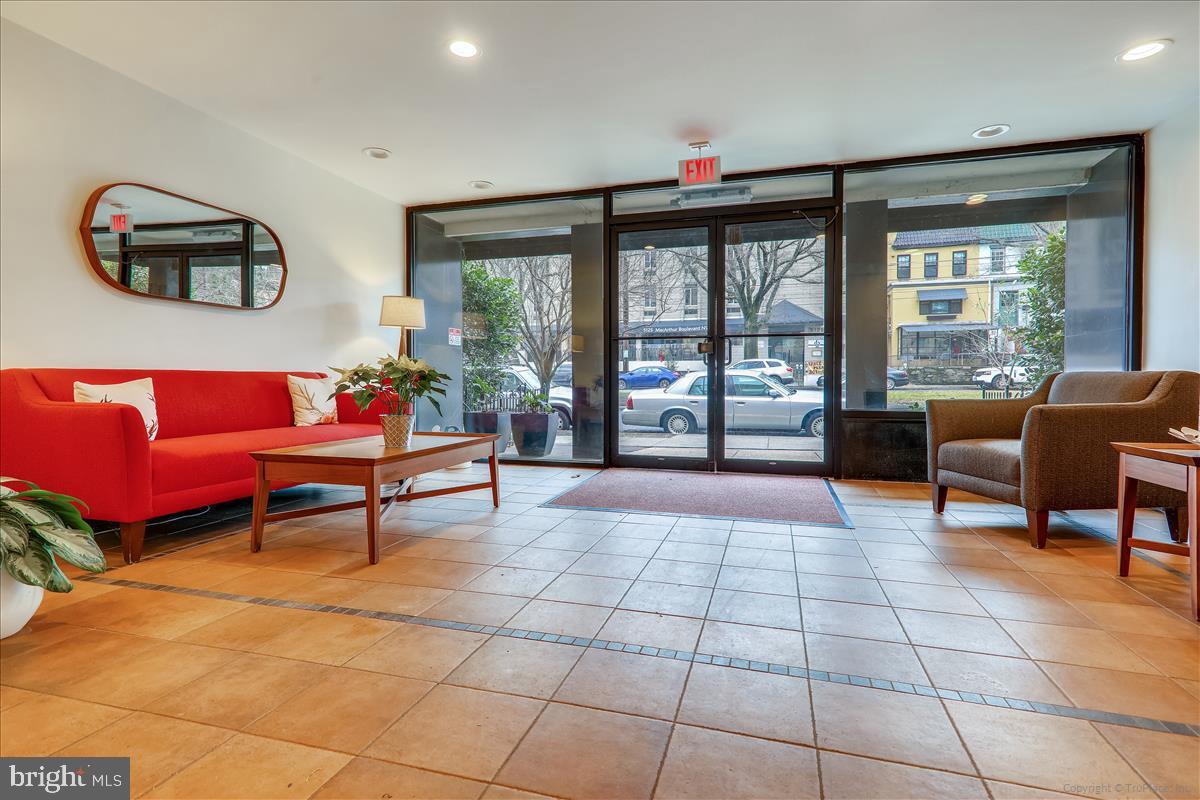 Primary Photo - 5112 MacArthur Blvd NW
