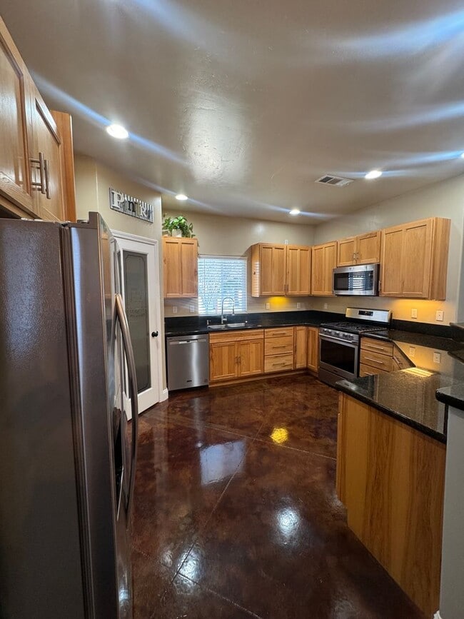 Building Photo - 4 BED 2 BATH WITH BONUS ROOM