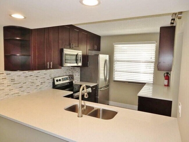 Foto del edificio - 3521 Village Blvd