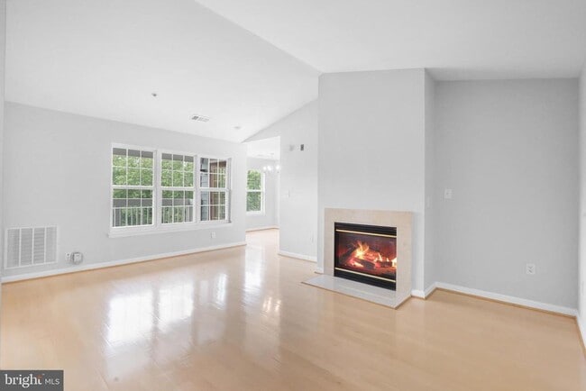 Building Photo - 511 Constellation Square SE