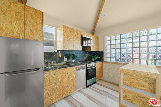 Foto del edificio - 621 Rose Ave