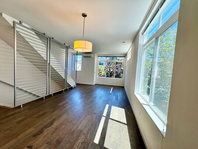 Building Photo - Modern Townhome near Green Lake!