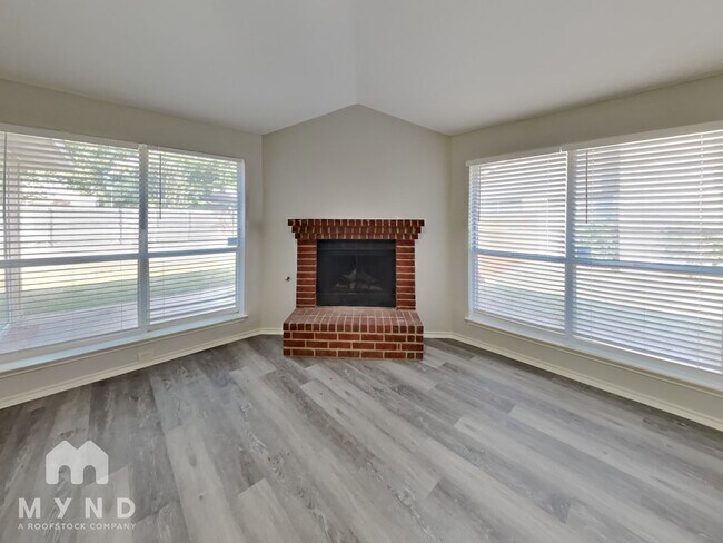 Foto del edificio - 4961 Briar Oaks Ln