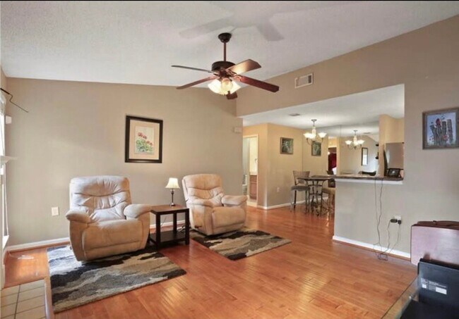 Foto del edificio - 642 Granville Ct
