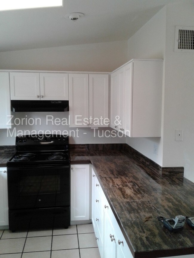 Building Photo - 3020 N. Balboa Avenue #8