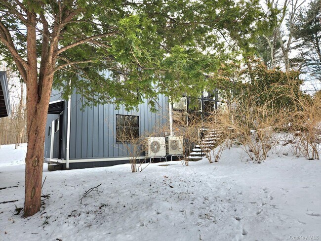 Building Photo - 568 River Rd