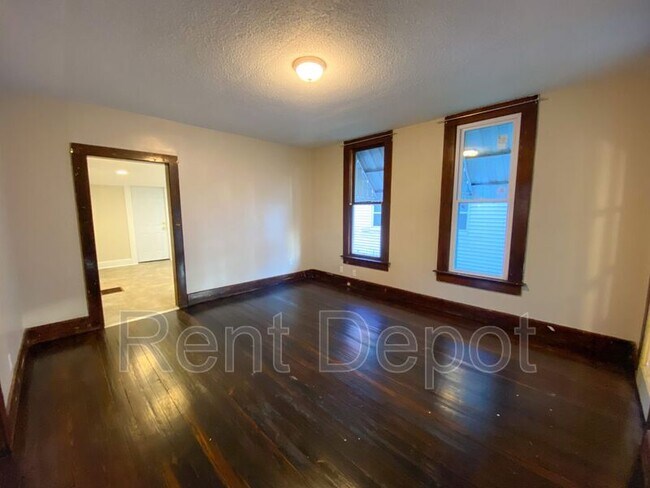 Building Photo - 304 S Grand Ave