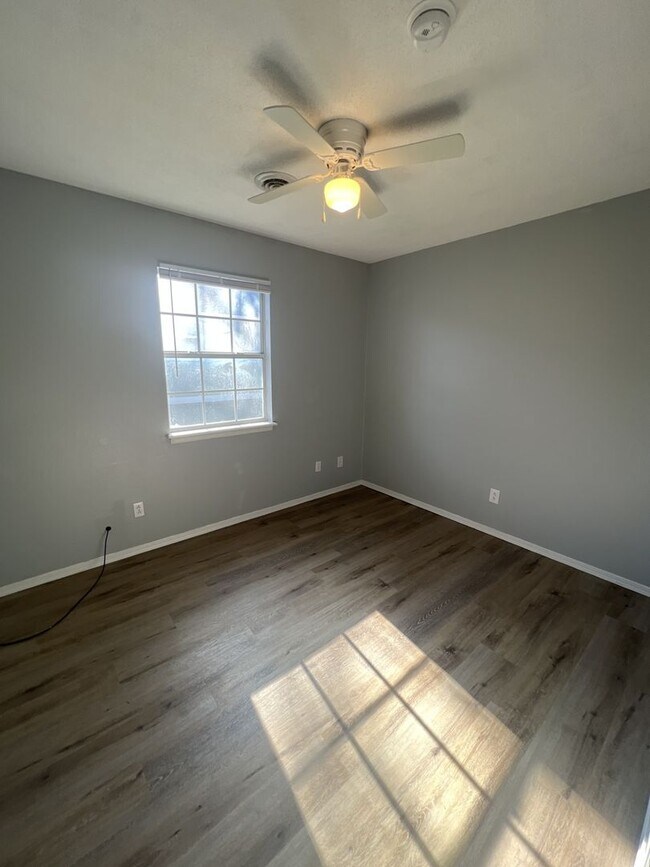 Building Photo - Webb City 3 Bedroom / 2 Bathroom house wit...