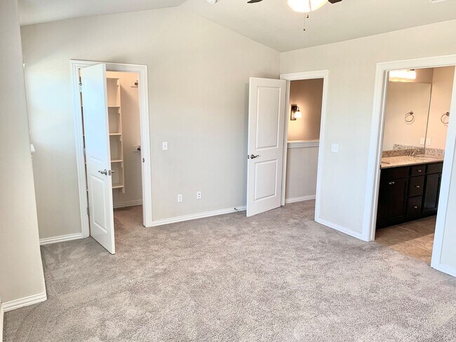 Foto del edificio - Beautiful Townhome Close to The Pinnacle!