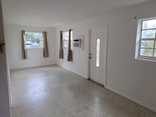 Living room - 425 N K St