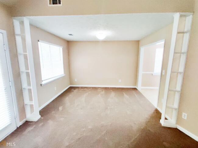 Building Photo - 735 Allen's Landing Dr SE