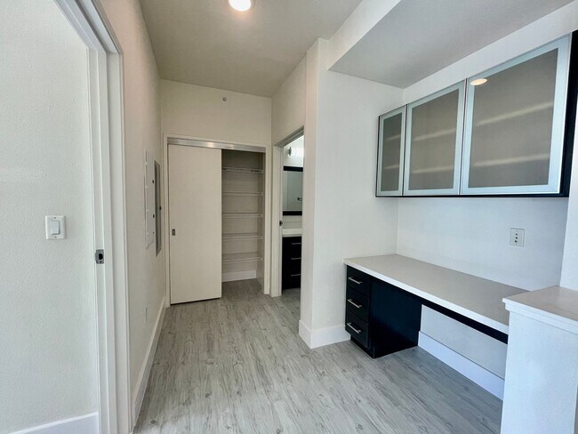 Foto del edificio - Fully Renovated Modern 1-Bedroom Unit – Prime Kaka?ako Location