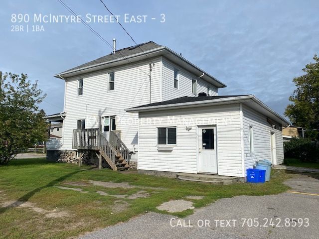 Photo du bâtiment - Freshly Painted Two Bedroom Plus Den Apart...