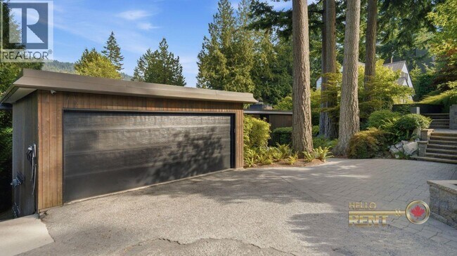 Photo du bâtiment - 6510 Madrona Crescent