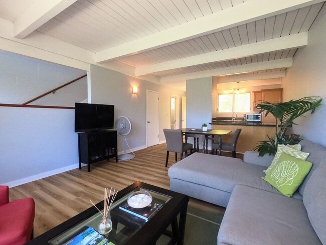 Building Photo - Fully Furnished Waialae Gardens 2 Bed/2 ba...