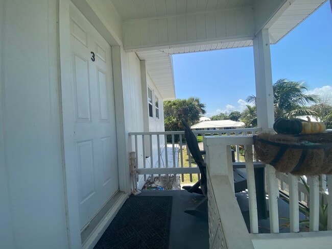 Building Photo - 3913 Silver Palm Dr