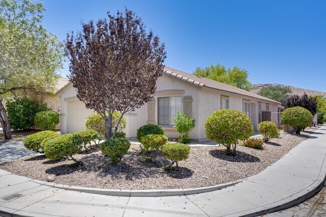 Foto del edificio - Spacious 4-Bedroom Home with Open Layout &...