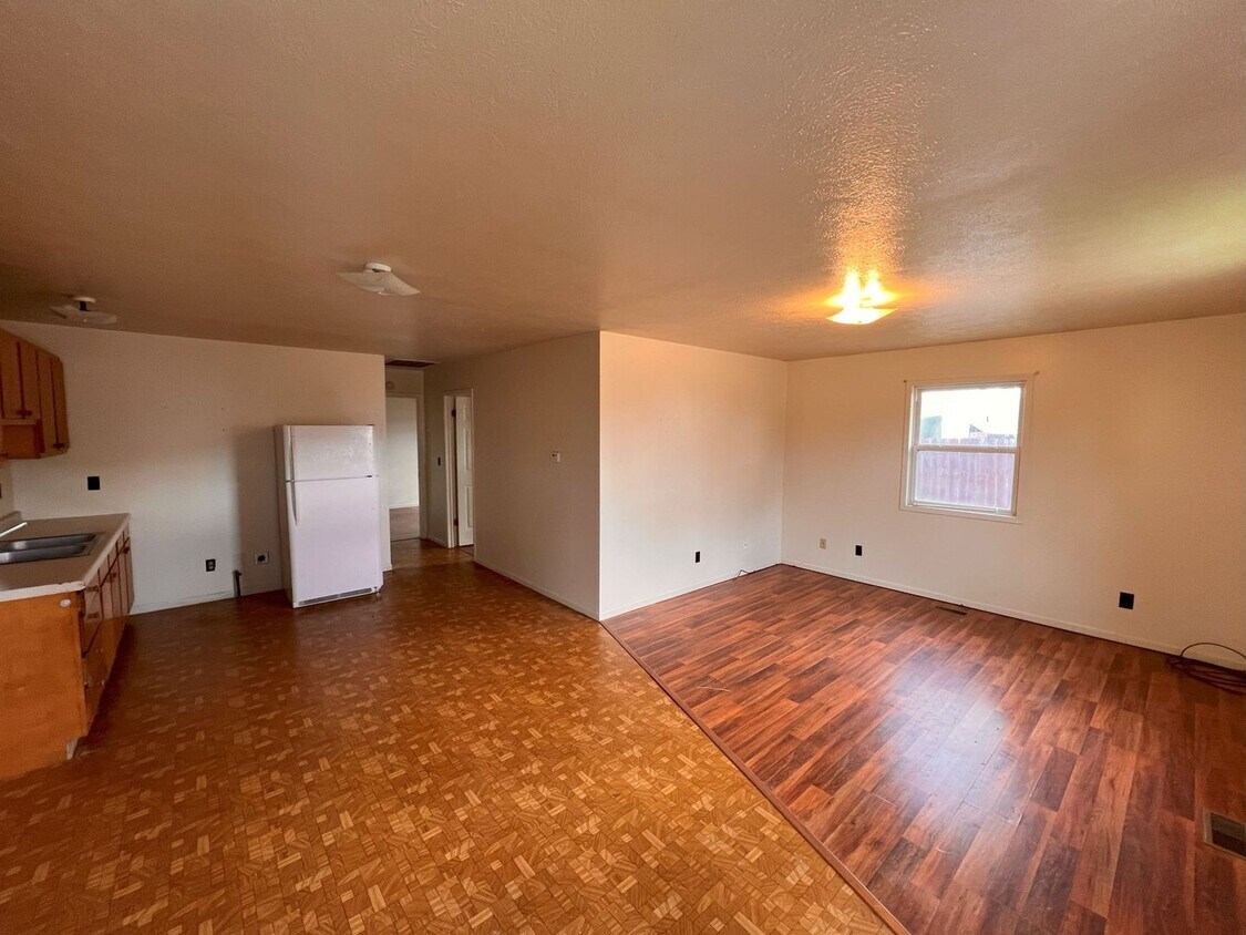 Primary Photo - 411 E Essex St