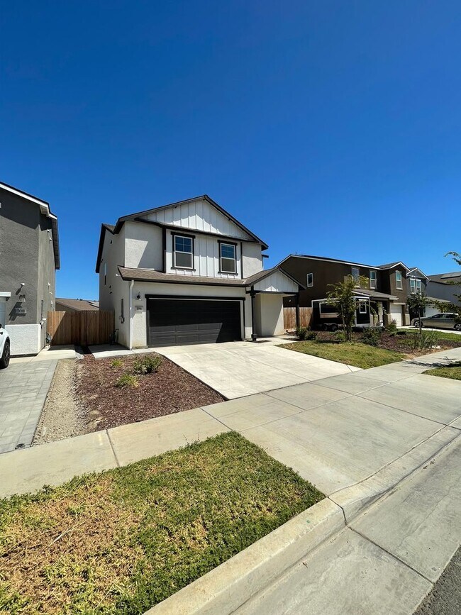 Foto del edificio - Beautiful 4-Bedroom, 2.5-Bathroom Two-Stor...