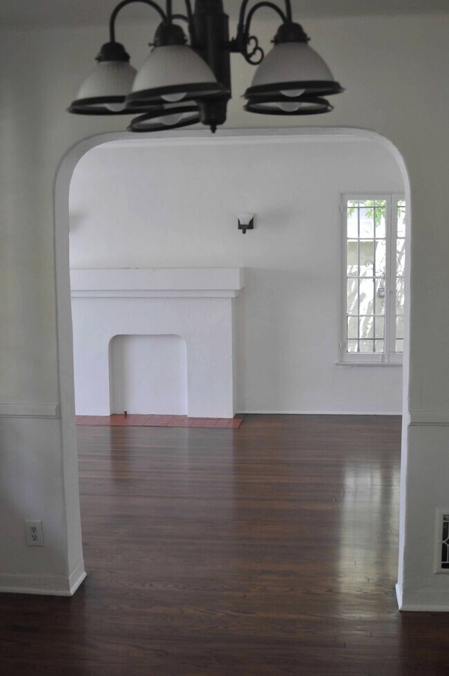 Pisos de madera en todas partes - 1354 S Cloverdale Ave