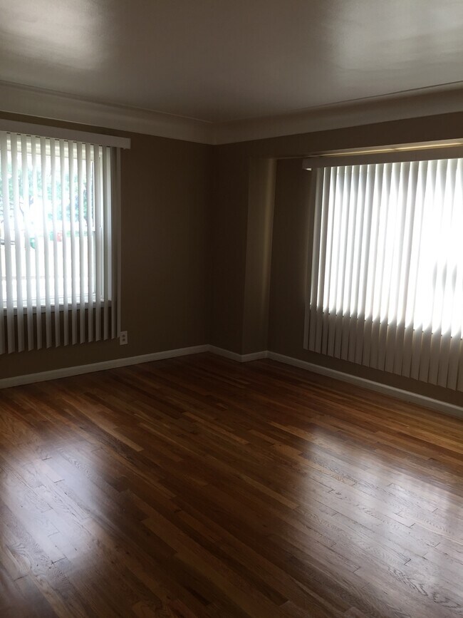 Foto del edificio - A Charming 3 Bedroom Bungalow, Hardwood Floors, Fenced in Backyard