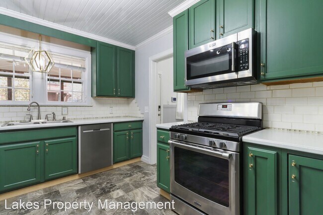Building Photo - 5 br, 2.5 bath House - 203 Kenosha St