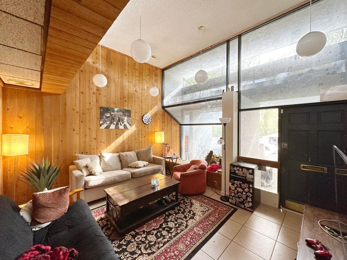 Primary Photo - Huge 6 Bedroom, 3.5 Bathroom House in the ...