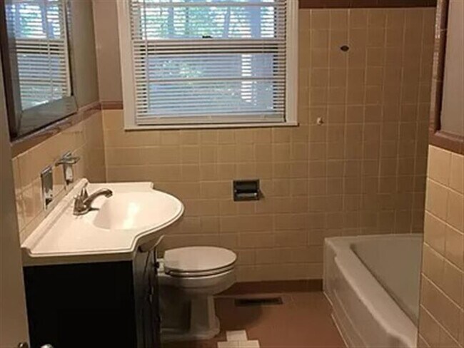 Building Photo - Shower Home