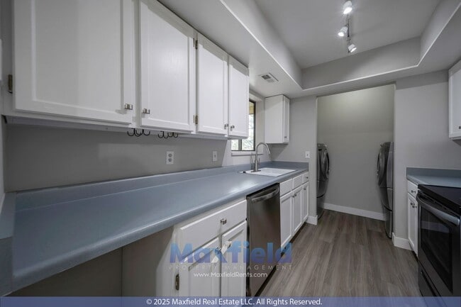 Foto del edificio - TOP LEVEL CONDO - 2BD 2 BA - NEW PAINT!