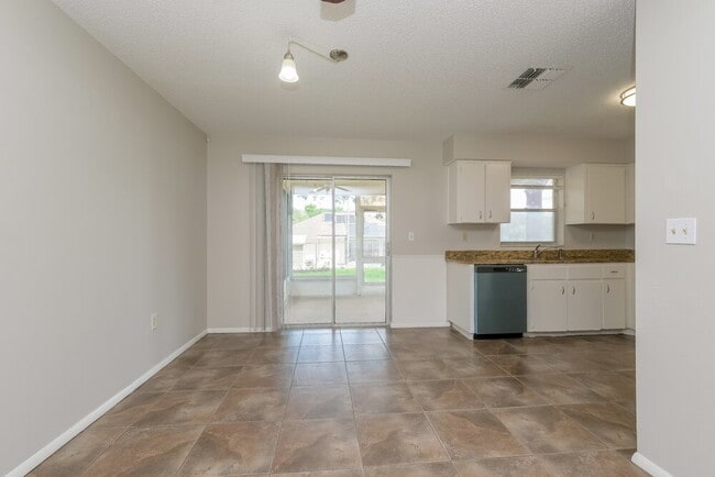 Foto del edificio - 11103 Mayflower Rd