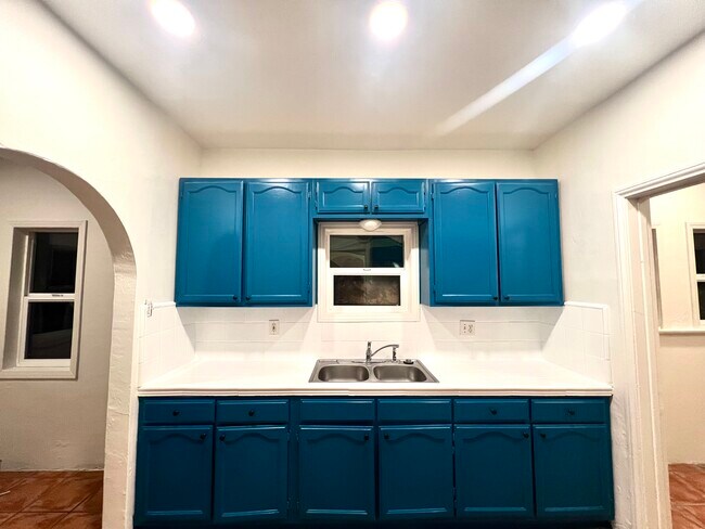 Building Photo - 2533 Eucalyptus Ave