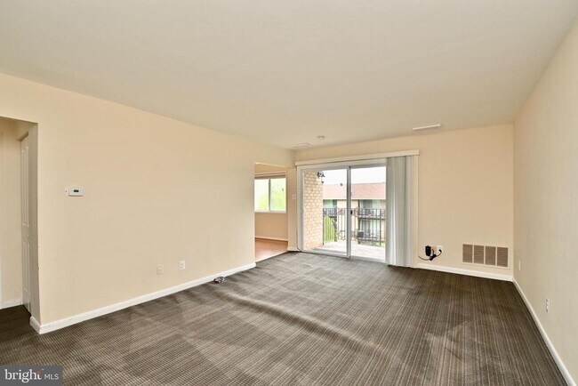 Foto del edificio - 6282 Rose Hill Ct