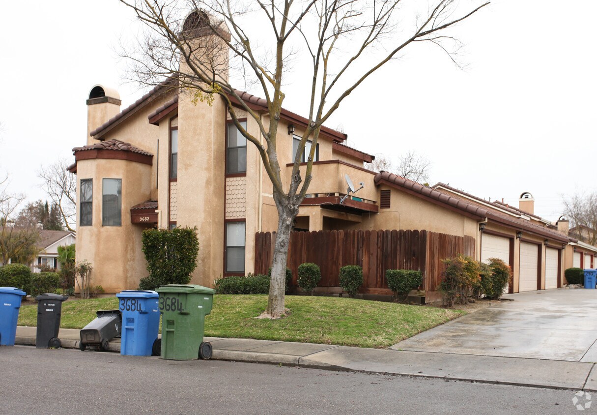 Building Photo - 3682 La Mancha Pl