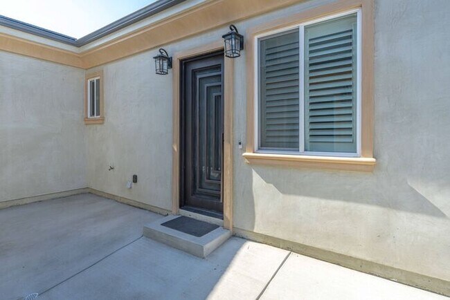 Foto del edificio - Brand New ADU, 3 bed 2.5 bath available no...