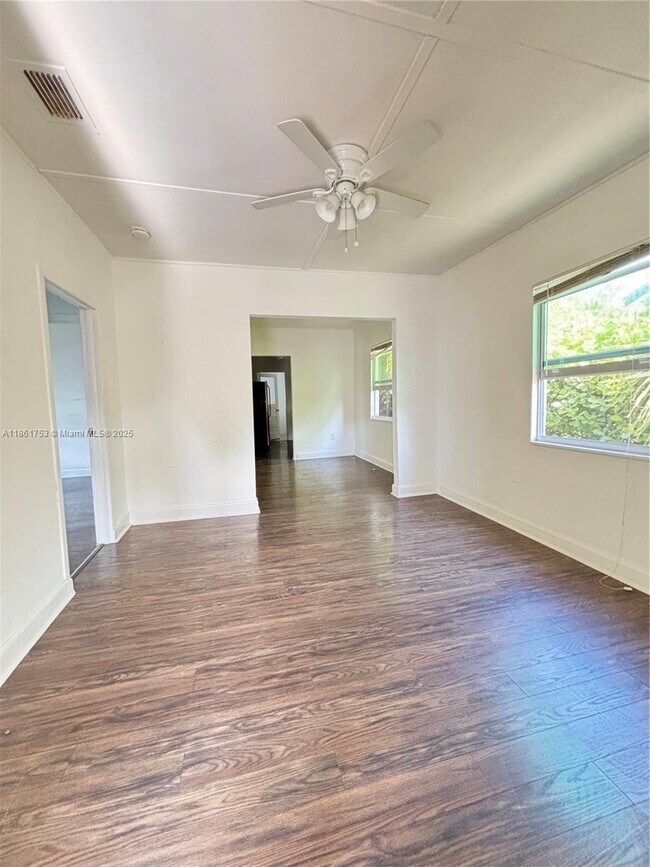 Foto del edificio - 920 NW 22nd Ct